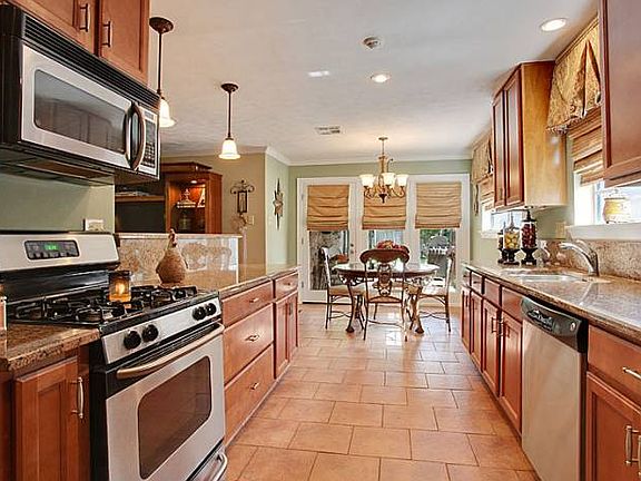 KITCHEN & BREAKFAST