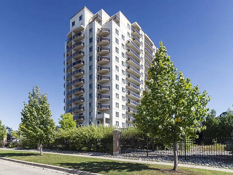 245 Lena Cres — Photo 2