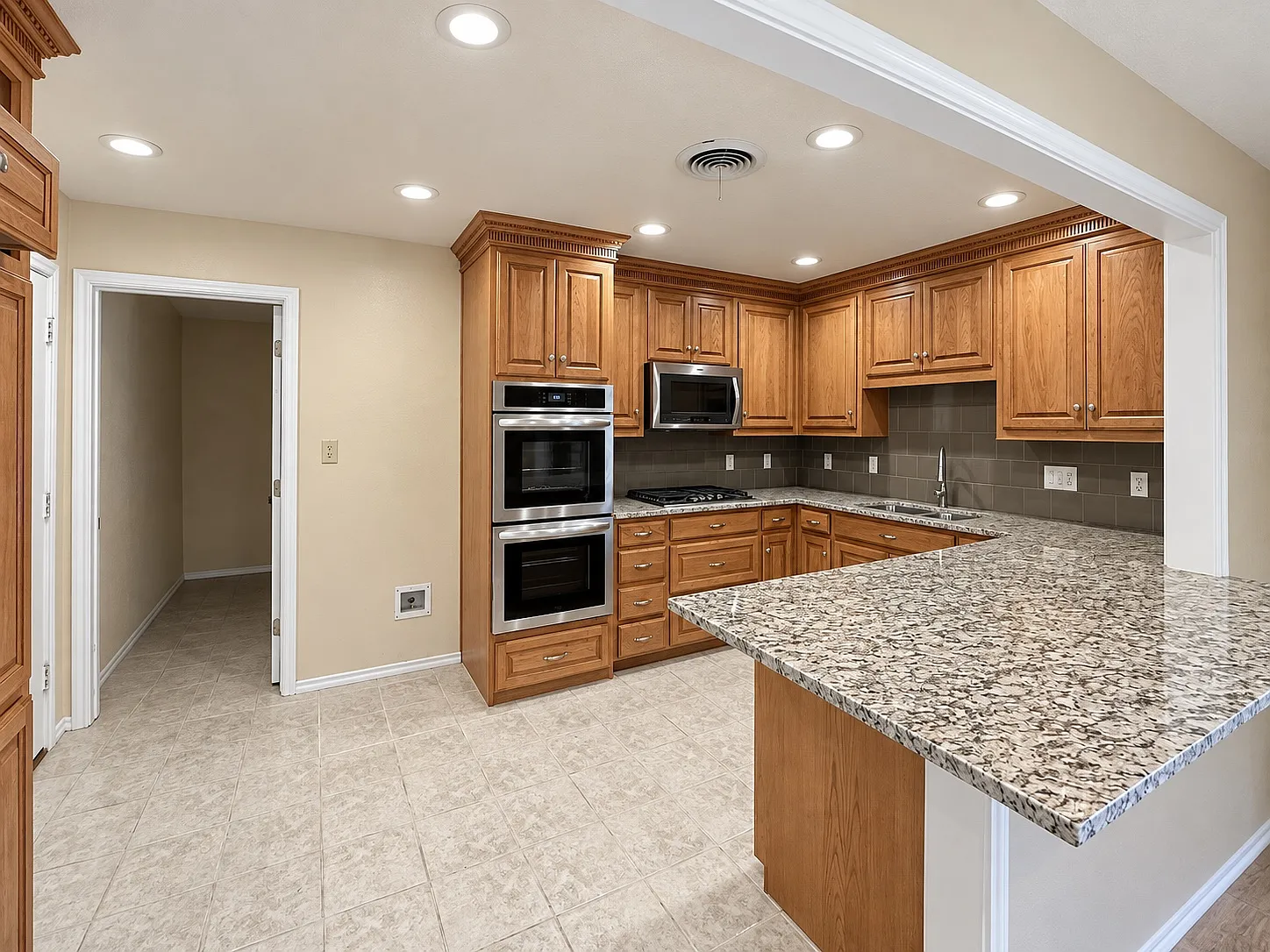 3 bed, 1983 sqft, $2,300 — Photo 3