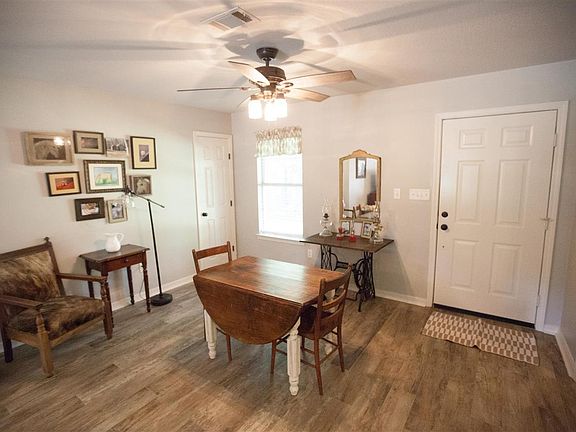 3rd image of 305 Holmes Hollow Ln