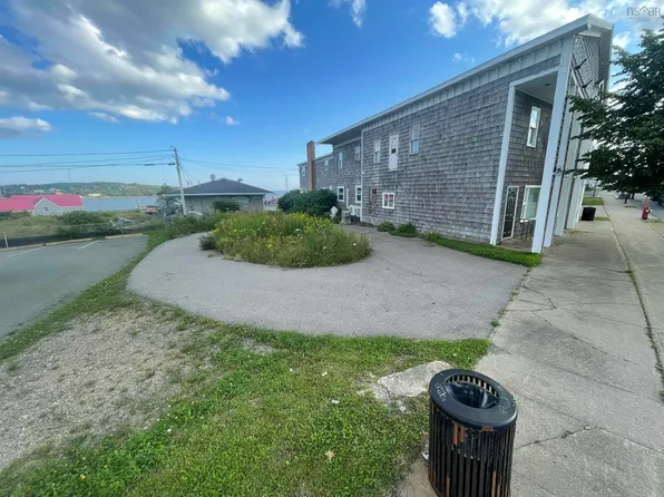 7511 Main St, Louisbourg, NS B1C 1R5