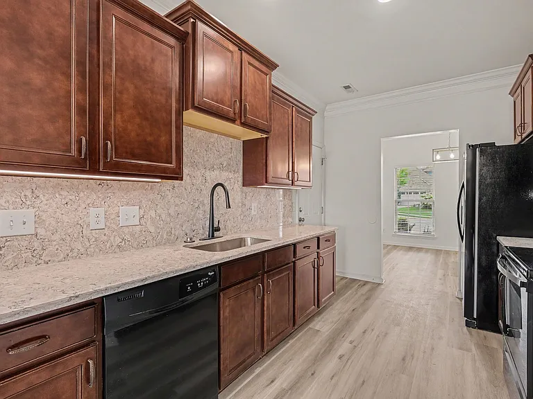 1046 Hemlock Dr — Photo 11