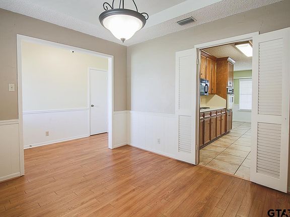 3rd image of 1404 Larkspur Ln