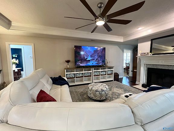 5th image of 127 Edgebrook Dr