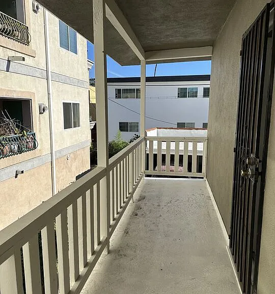 342 1/2 S Serrano Ave — Photo 12