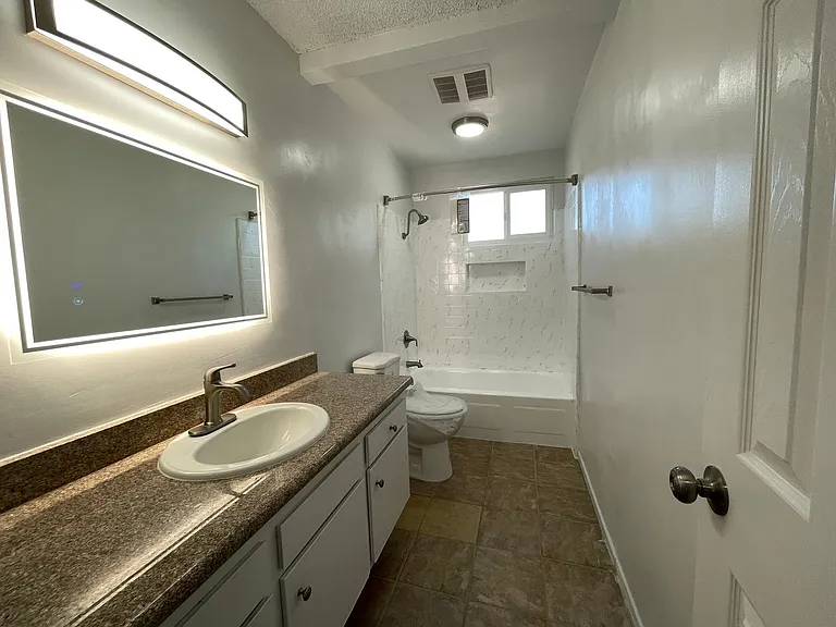 15925 Victory Blvd — Photo 14