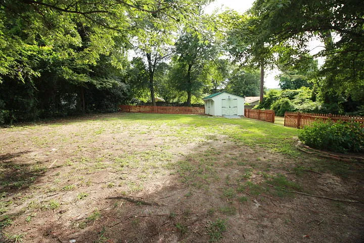 390 W Connecticut Ave — Photo 9