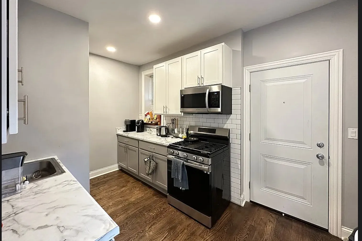 Large 4 Bed 2 Bath Duplex Down in Edgewater — Photo 2