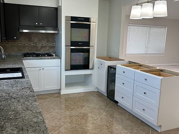 Double oven, gas cooktop, drink refrigerator in peninsula and usb port on the wall at the peninsula.
