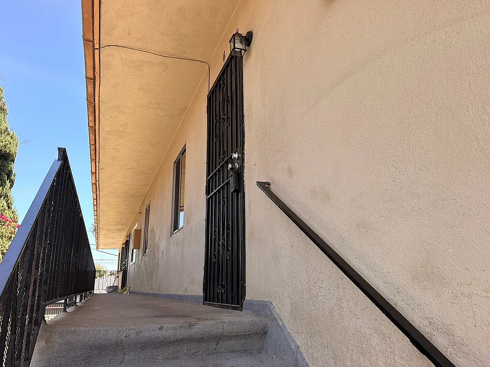 3348 Santa Fe Ave