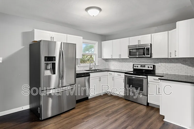 3 bed, 1.0 bath, 1040 sqft, $1,595 — Photo 4