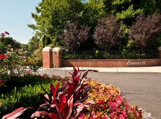 91 Duck Pond Dr, Manhasset, NY 11030