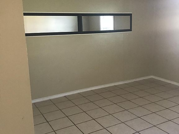 2nd image of 826 1/2 W Yoakum Ave
