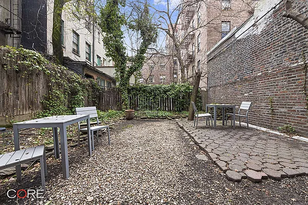 Rented by CORE | media 10