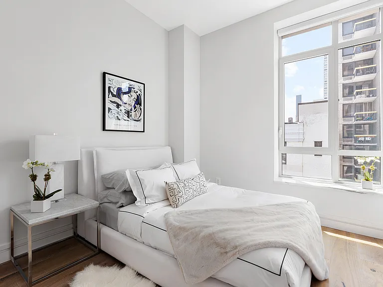 305 E 61st St #902 — Photo 12