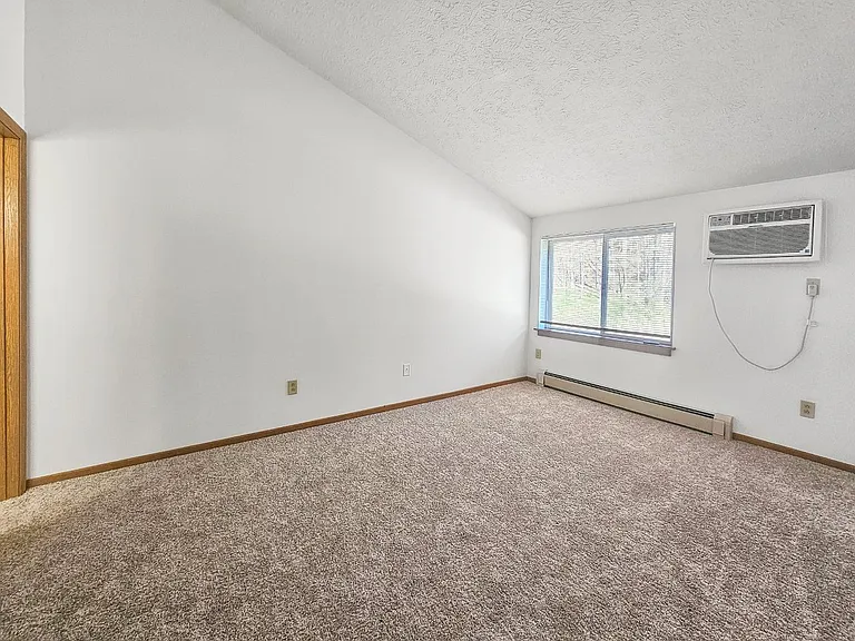 Merriman Valley Apartments & Townhomes — Photo 12