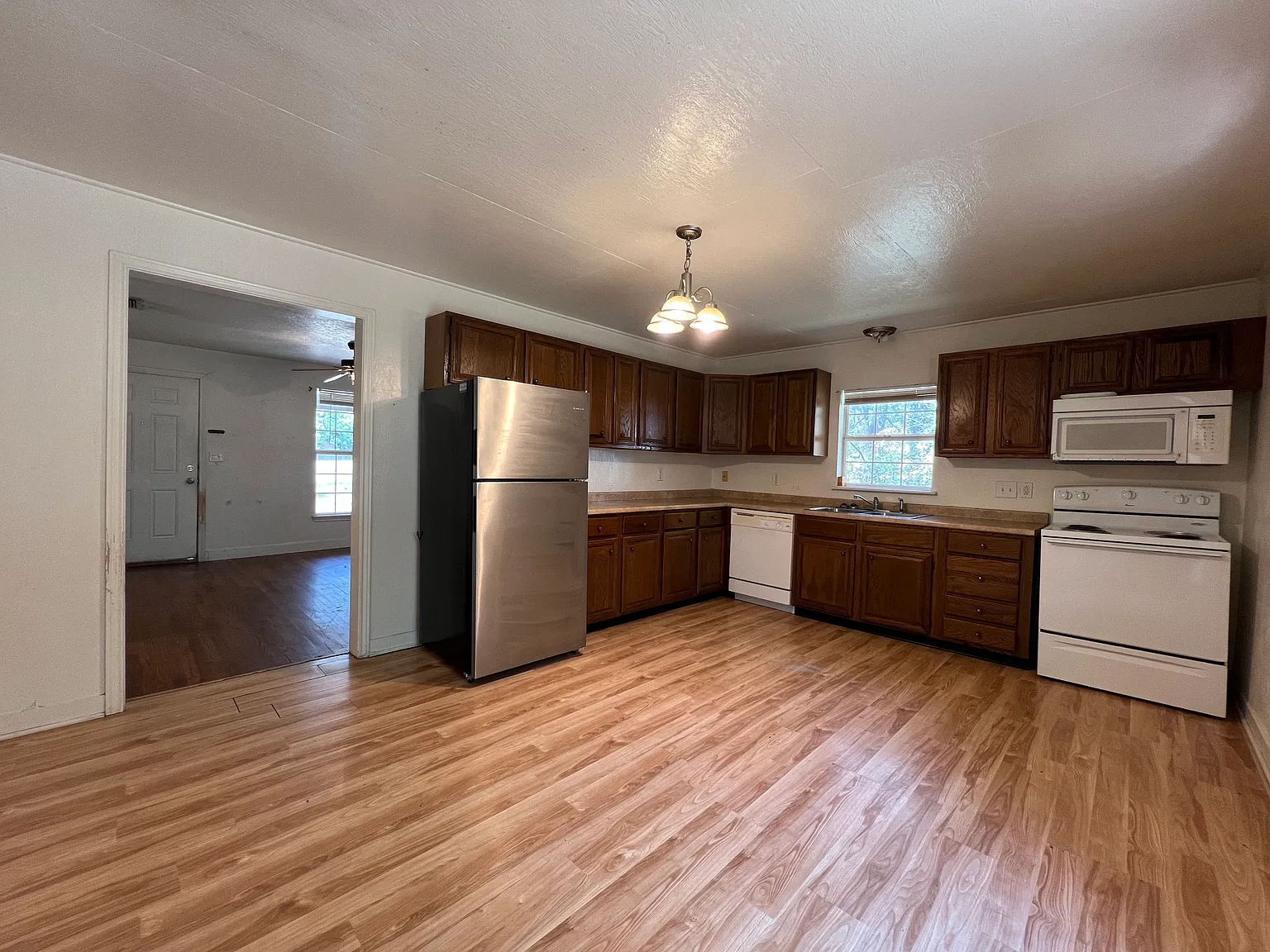 2 bed, 971 sqft, $1,400 — Photo 2