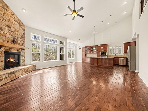 4th image of 21 Casagrande St