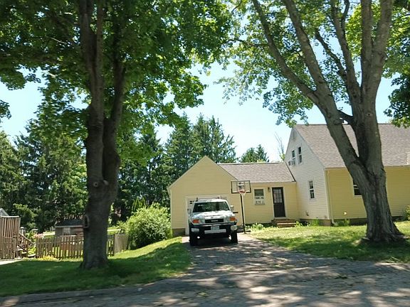 3rd image of 155 Woodlawn Cir