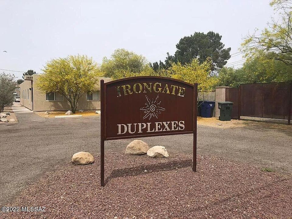 Small Community at end of Country Club, near the Racquest Club