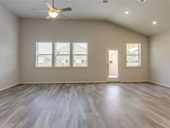 4th image of 17319 Antioch Ave
