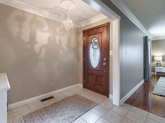 3rd image of 2733 Lookout Dr