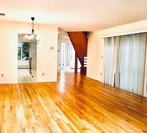 3rd image of 7 Evon Ct
