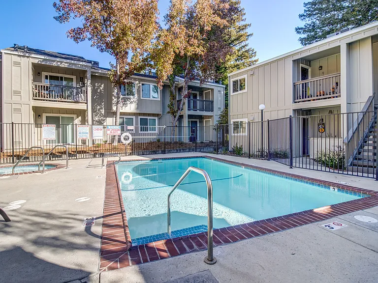 Round Hill Creek Apartments — Photo 18