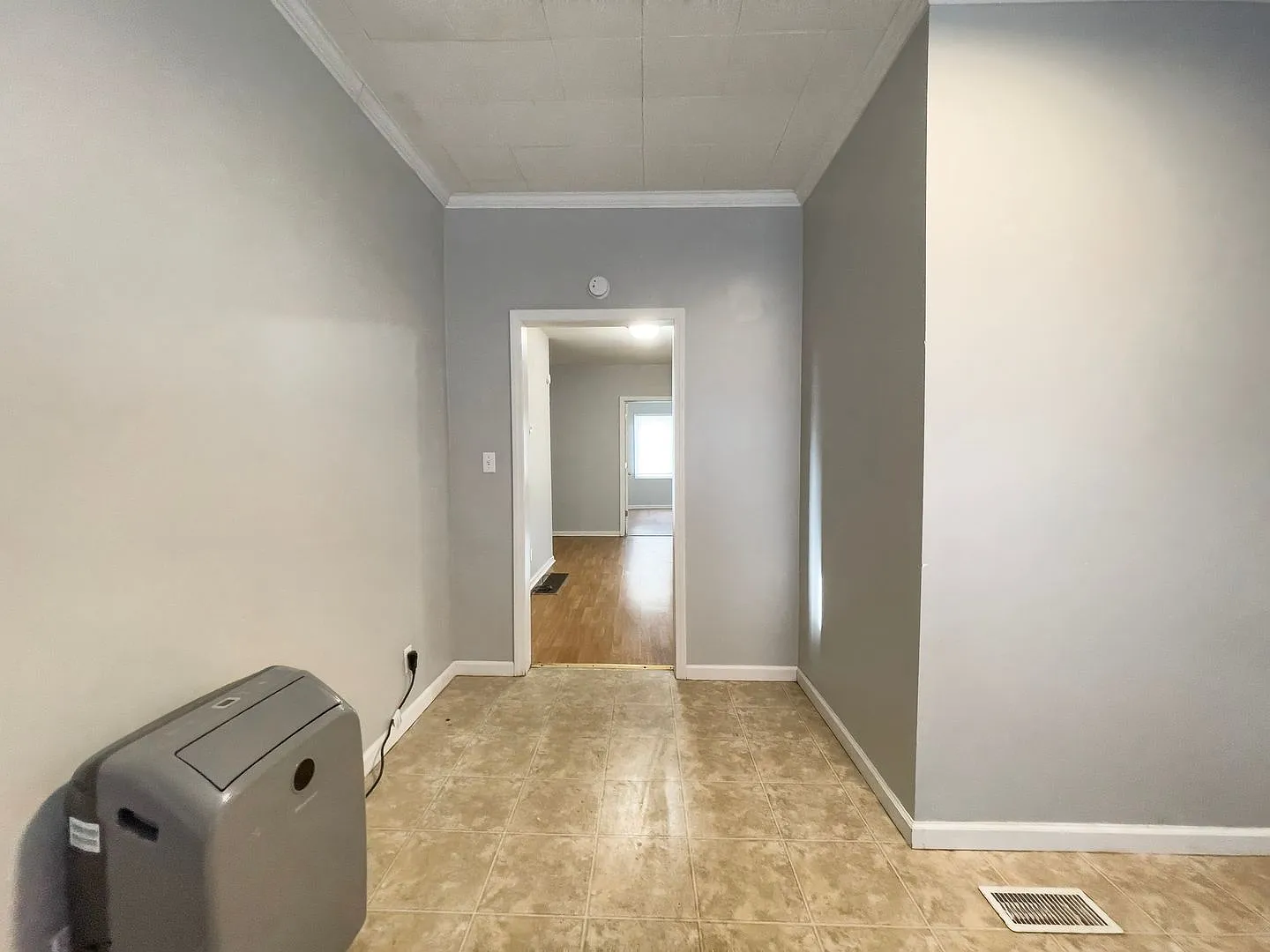 PetFriendly 4BR Walk to Ball State, in unit Washer/dryer and hardwood floors! — Photo 4