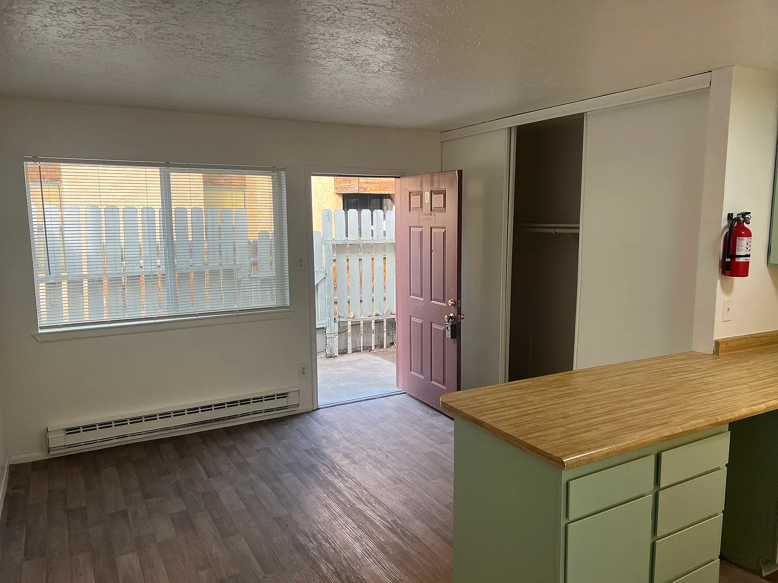 Quality Renovation - Very Private 1 Bedroom Apt with a Yard — Photo 4