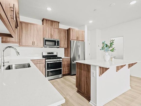 5th image of 348 Sweet Pl