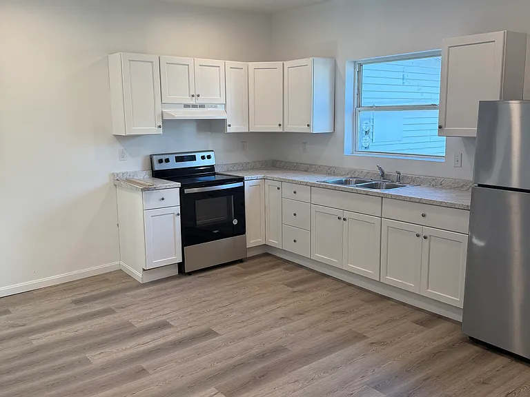 636 Linden Ave — Photo 3