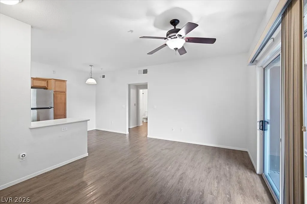 2 bed, 2.0 bath, 966 sqft, $1,450 — Photo 2