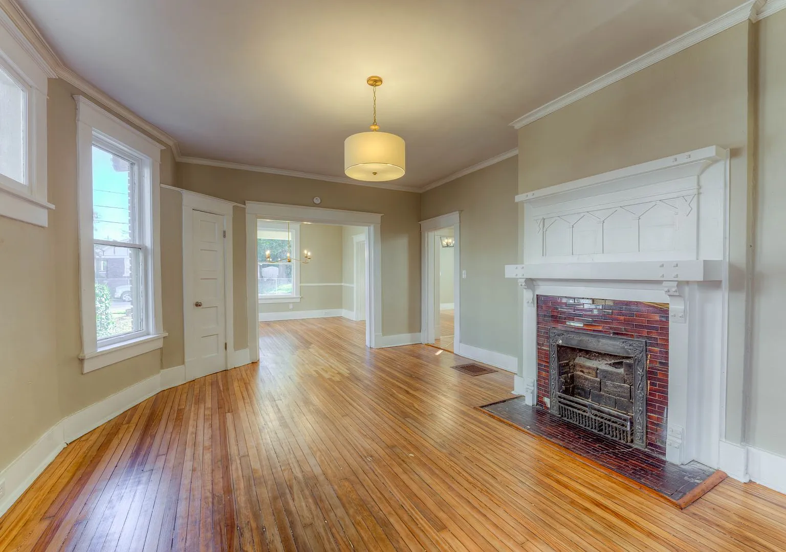 Beautiful 4-Bedroom Home with Hardwood Floors & Modern Kitchen — Photo 3