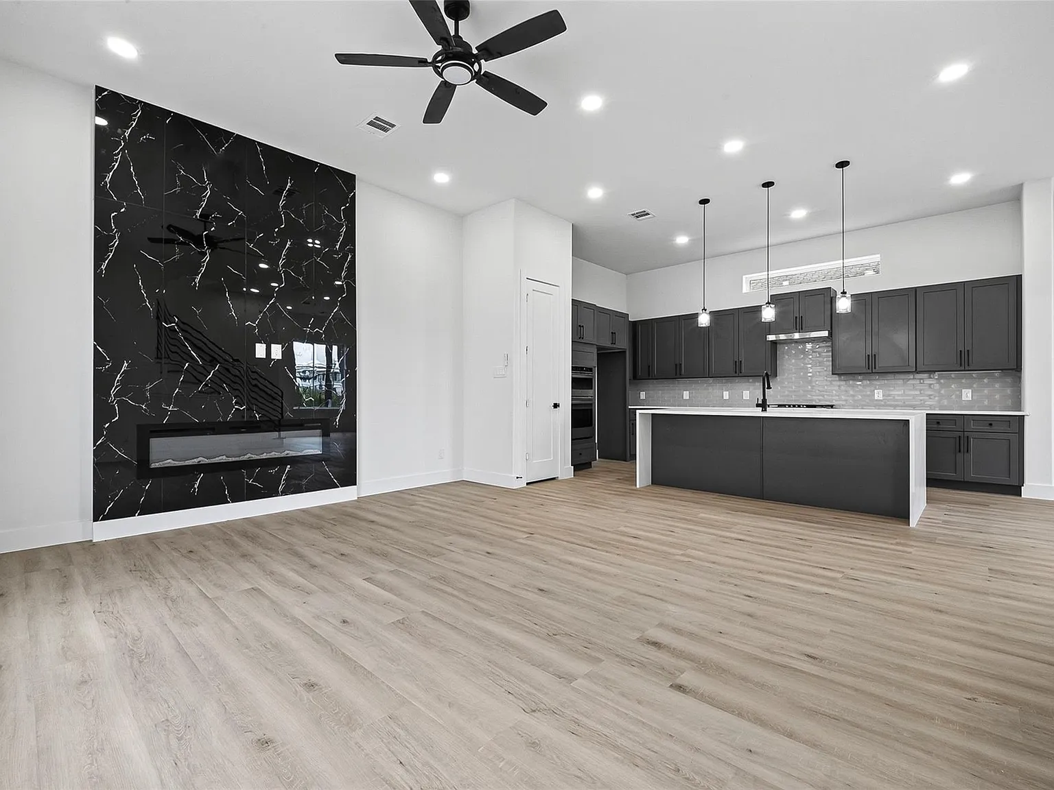 3 bed, 3.5 bath, 2155 sqft, $4,790 — Photo 3