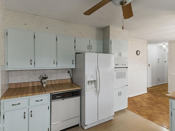 5th image of 111 Fairlawn Dr
