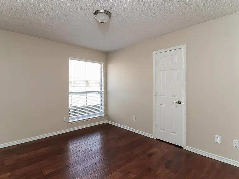 1933 Perry Dr — Photo 12