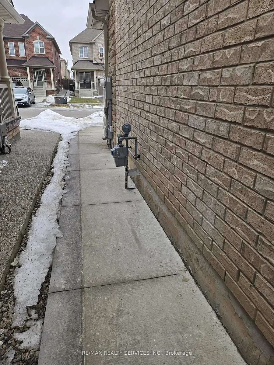 Building Photo - 27 Yardley Cres