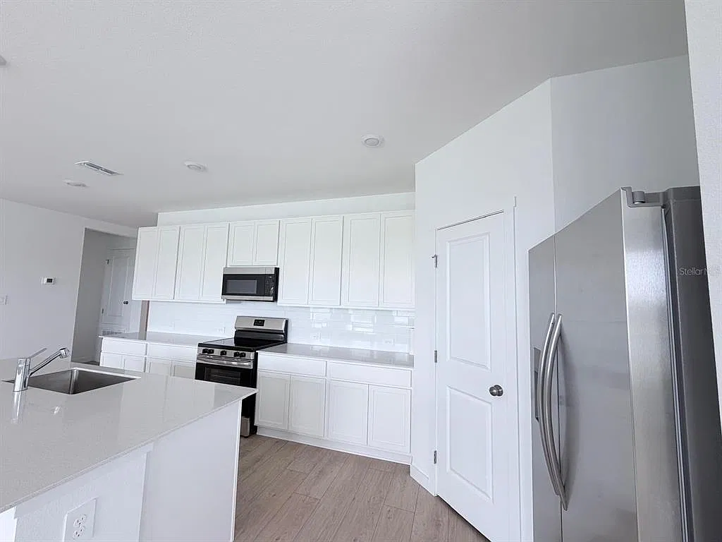 4 bed, 2.0 bath, 1872 sqft, $2,300 — Photo 4