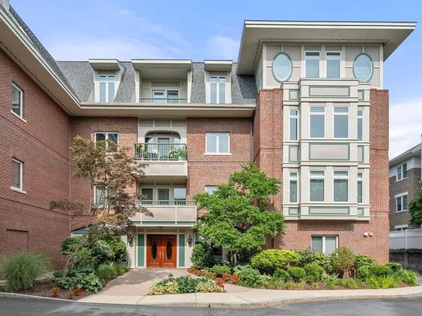 630 Hammond St APT 104, Brookline, MA 02467