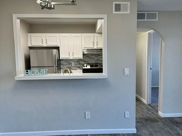 Silverado Apartments — Photo 20