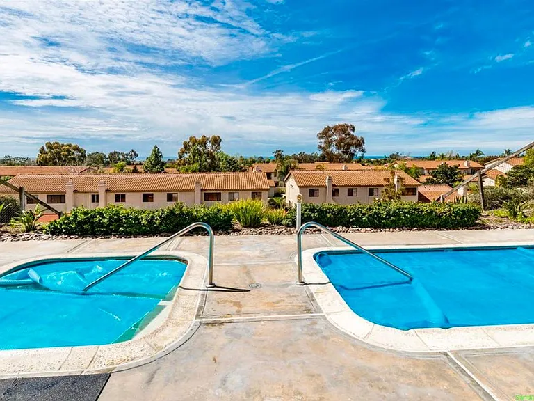 2 community jacuzzi's
