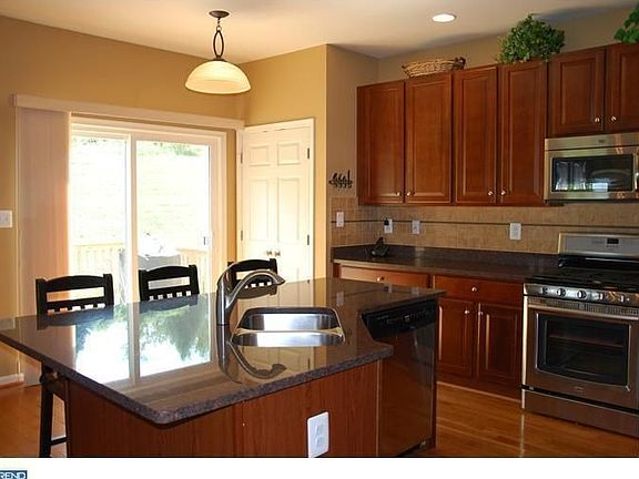 5th image of 337 Elizabeth Dr