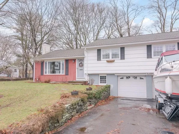 41 Farmland Rd, Warwick, RI 02889