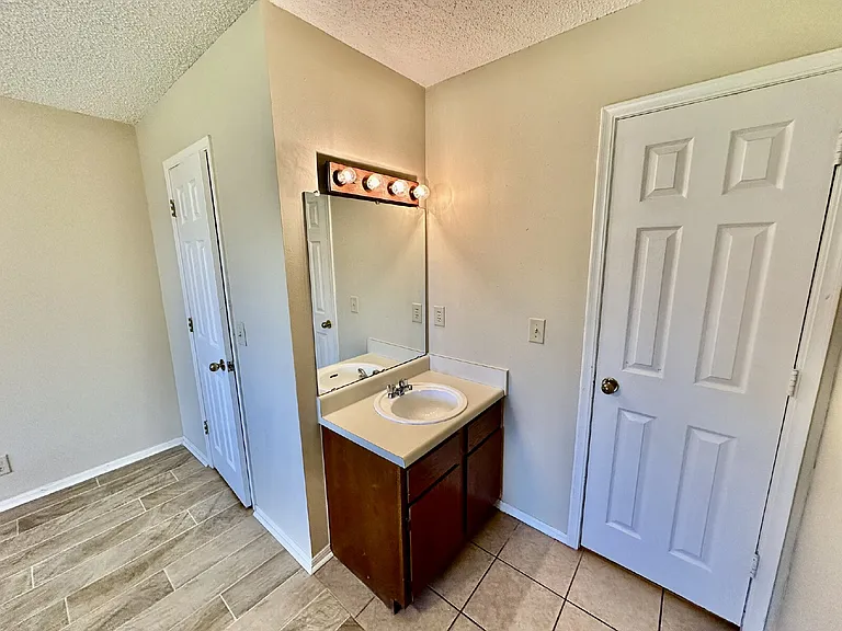 1320 W Linden St — Photo 12