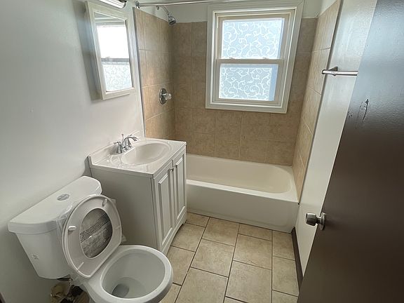 4th image of 15032 Dorchester Ave APT 1E