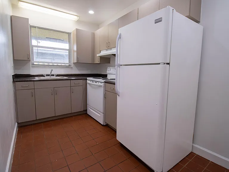 400 SW 8th Ave #8 — Photo 1