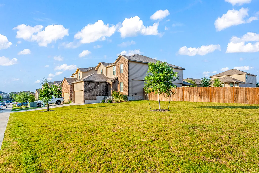 5 bed, 3.5 bath, 2679 sqft, $2,400 — Photo 3