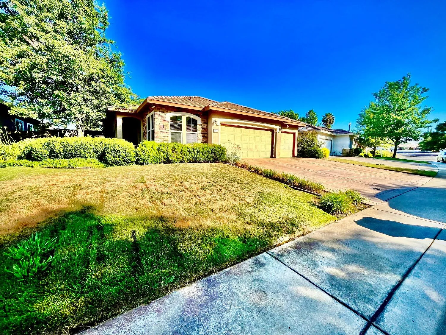 377 Fairway Dr photo 1