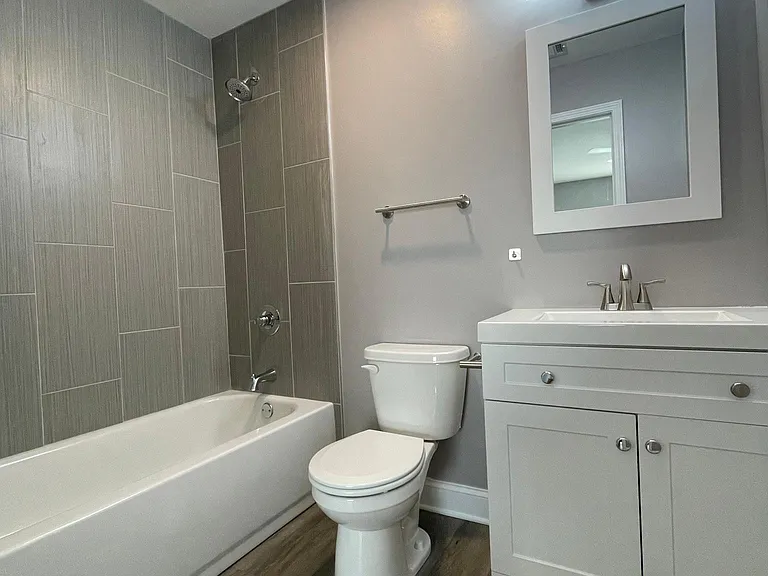 upstairs front bedroom bath